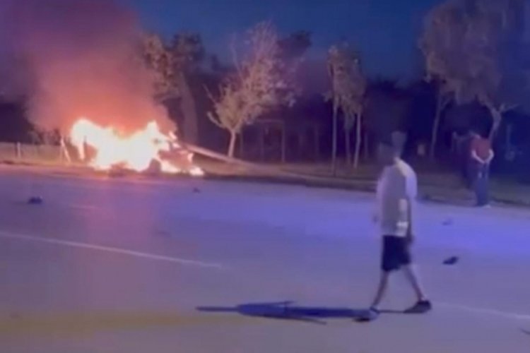 Konya'da direğe &ccedil;arpan otomobil alev aldı: 1 &ouml;l&uuml;, 1 yaralı