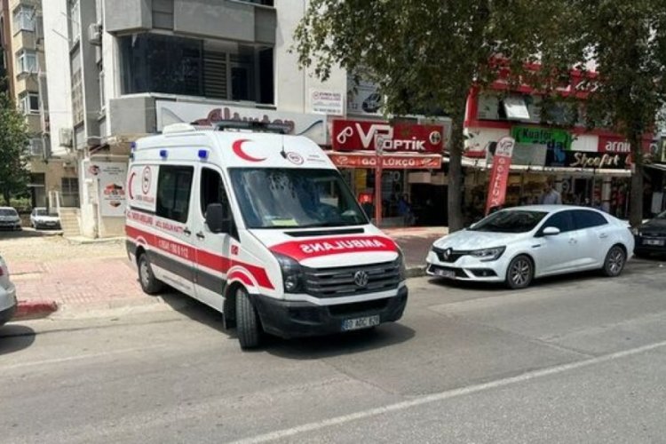 Manisa'da bir şahıs, tartıştığı oğlunu bı&ccedil;akla g&ouml;ğs&uuml;nden yaraladı