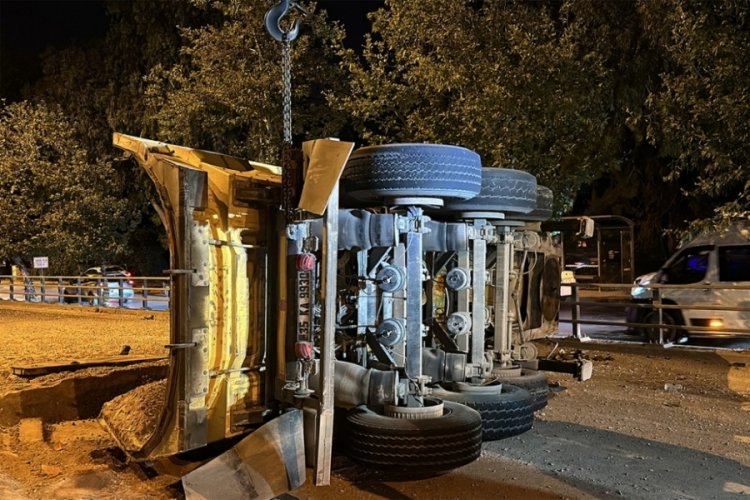 İzmir'de lastiği patlayan tır ulaşımı engelledi!