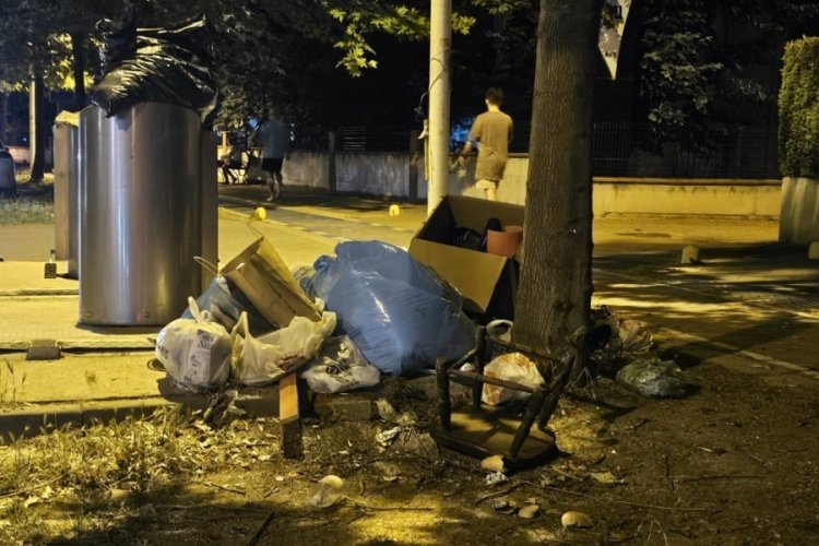 Bursa Y&uuml;z&uuml;nc&uuml;yıl'da &ccedil;&ouml;pler caddeye yayıldı!