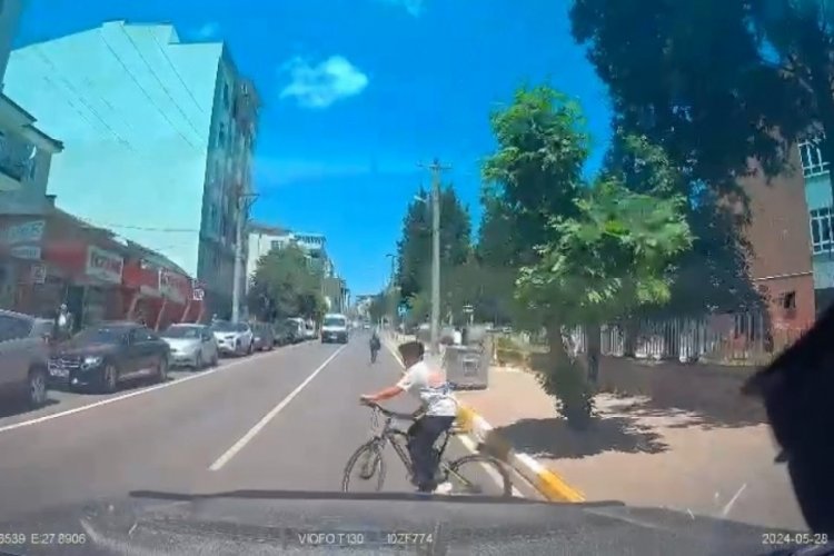 Bursa'da bisikletiyle yola &ccedil;ıkan &ccedil;ocuk otomobilin altında kalıyordu!