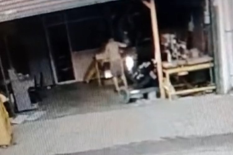 Adana'da komşusunun iş yerini kundaklayan tornacı kameralara yakalandı