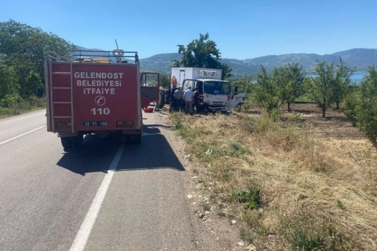 Isparta'da Trakt&ouml;r ile kamyonet &ccedil;arpıştı: 3 yaralı