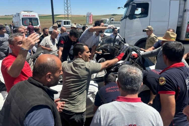 Tırın altında kalan aracın sahibi hayatını kaybetti