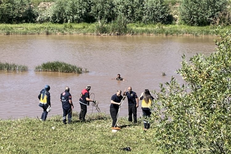 Bindiği at ka&ccedil;ırdı, Kızılırmak'ta boğulmaktan son anda kurtarıldı