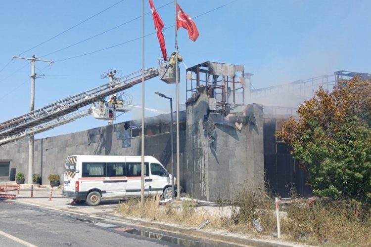 İstanbul'da boya imalatı fabrikasının deposunda korkutan yangın!