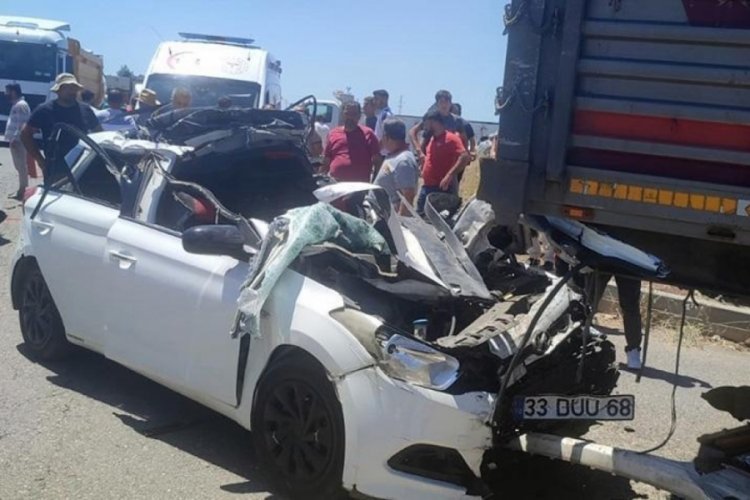 Korkun&ccedil; kaza! Boru y&uuml;kl&uuml; TIR'a arkadan &ccedil;arpan s&uuml;r&uuml;c&uuml;s&uuml; &ouml;ld&uuml;