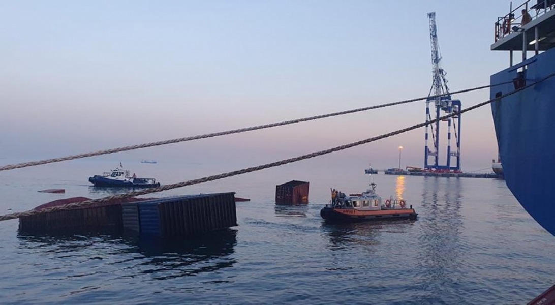 Ambarlı Limanında 28 konteyner denize d&uuml;şt&uuml;