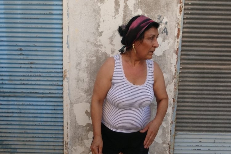 Antalya'da evde &ccedil;ıkan yangından eşyalarını korumak isterken dumandan etkilendi