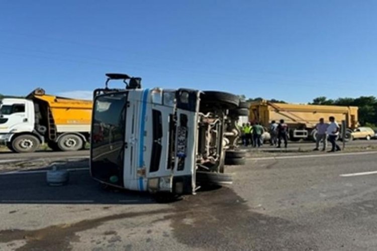 Bartın'da hafriyat kamyonunu t&uuml;p y&uuml;kl&uuml; kamyonete &ccedil;arptı