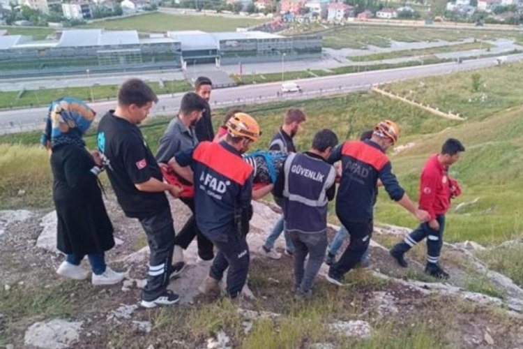 Van Kalesi'nde korkun&ccedil; olay! Fotoğraf &ccedil;ektirirken aşağı d&uuml;şt&uuml;