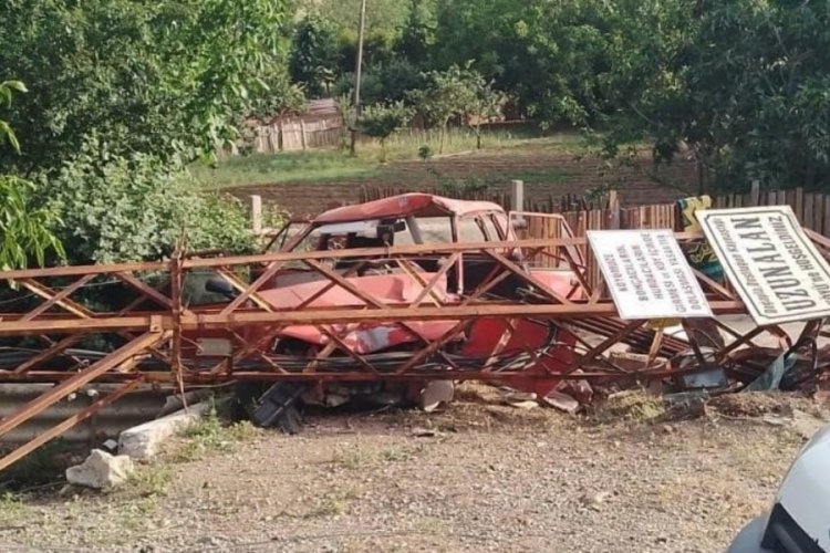 &Ccedil;anakkale'de otomobil elektrik direğine &ccedil;arptı! 2 kişi hayatını kaybetti