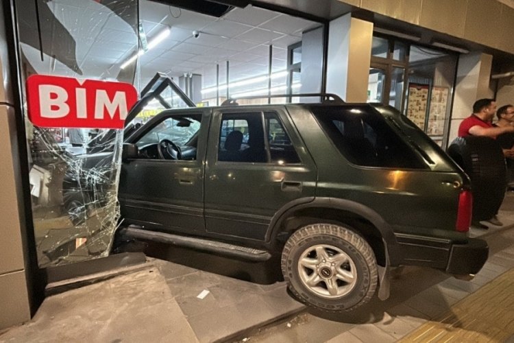 Sivas'ta kontrolden &ccedil;ıkan cip markete girdi