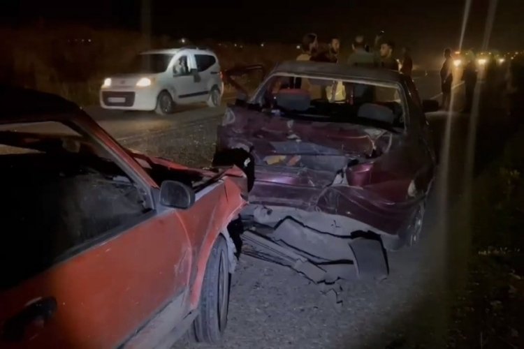 Osmaniye'de otomobil karşı şeride ge&ccedil;ip başka bir otomobille &ccedil;arpıştı: 5 yaralı