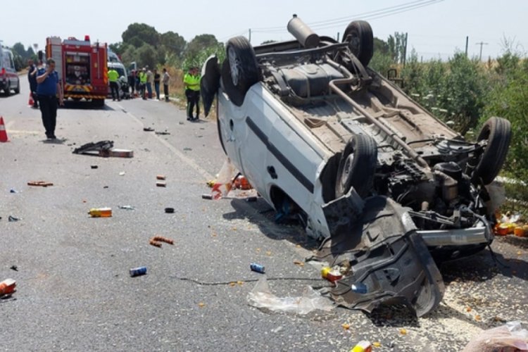 Manisa'da panelvanla hafif ticari ara&ccedil; &ccedil;arpıştı: 1 &ouml;l&uuml;, 4 yaralı