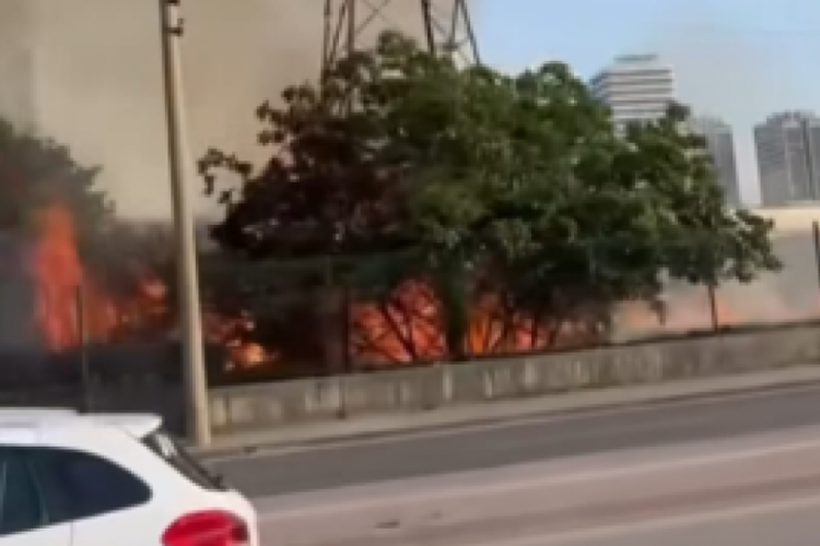Bursa'da AVM bah&ccedil;esinde yangın!
