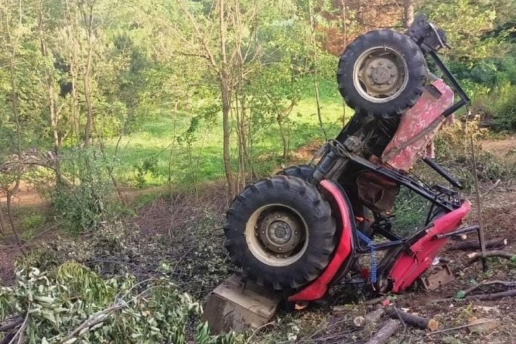 Bursa'da takla atan trakt&ouml;r&uuml;n s&uuml;r&uuml;c&uuml;s&uuml; yaralandı!
