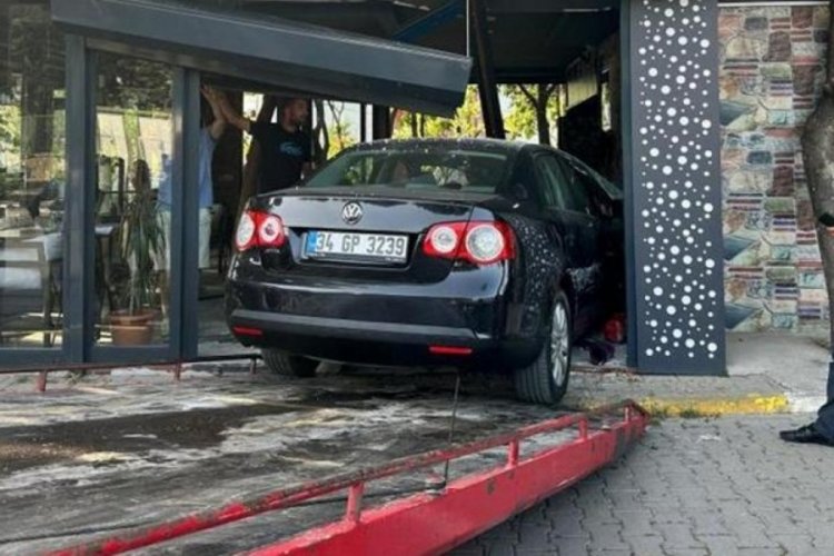 İstanbul'da gaz ile freni karıştıran s&uuml;r&uuml;c&uuml; otomobiliyle d&uuml;kkana daldı