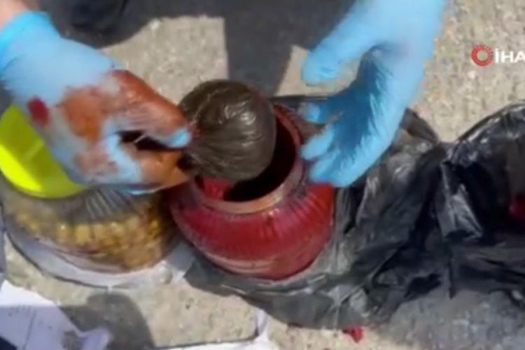 Afyonkarahisar'da sal&ccedil;a kavanozundan uyuşturucu &ccedil;ıktı!