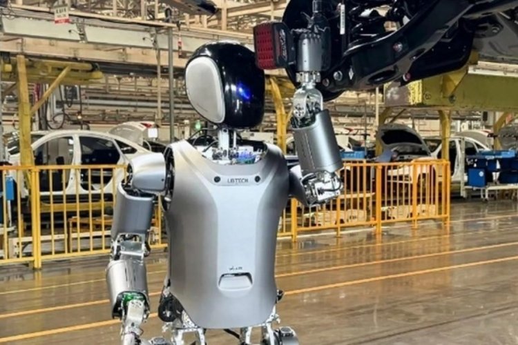 Çin'deki araçlar insansı robotlarla üretilmeye başlandı!