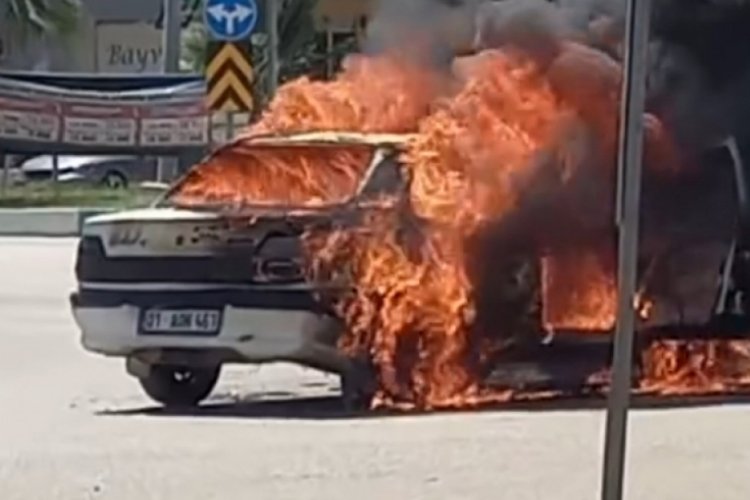 Adana'da şaşırtan olay! Sıcaktan otomobil alev alev yandı