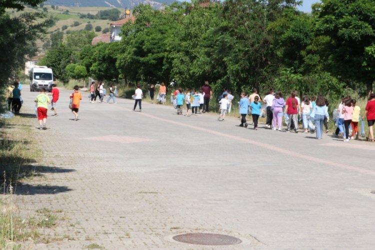 Amasya'da minik öğrencilerden örnek davranış! Mahalleyi temizlediler