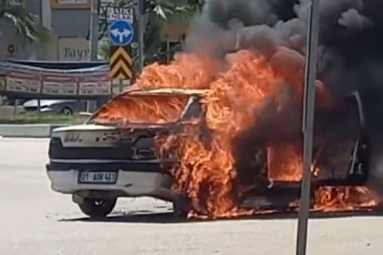 Adana'da araba sıcaktan alev aldı!