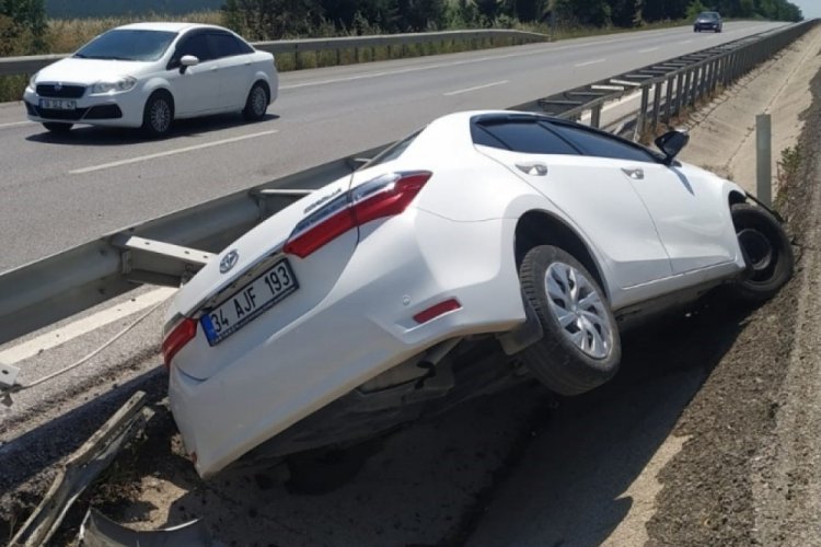 Bursa-Balıkesir karayolunda otomobil ref&uuml;je &ccedil;arptı! Kazada 2 kişi yaralandı