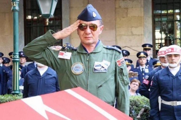 Şehit Pilot Albay G&ouml;khan &Ouml;zen g&ouml;zyaşlarıyla toprağa verildi