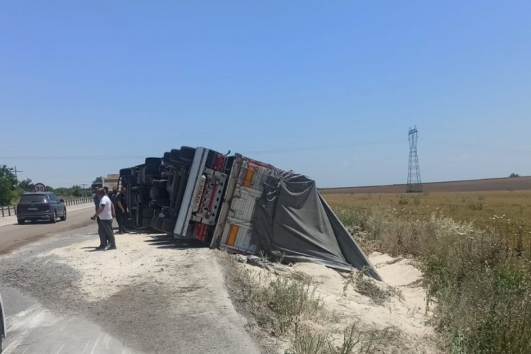 Bursa'da devrilen tırın s&uuml;r&uuml;c&uuml;s&uuml; yaralanarak hastaneye kaldırıldı