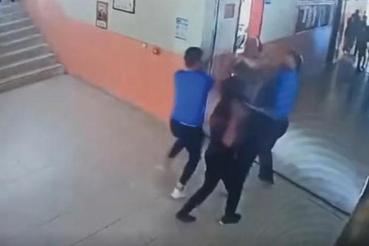 &Ccedil;orum'da &ouml;ğrencinin yakınları okul m&uuml;d&uuml;r&uuml; ve hizmetliyi zincirle darp etti