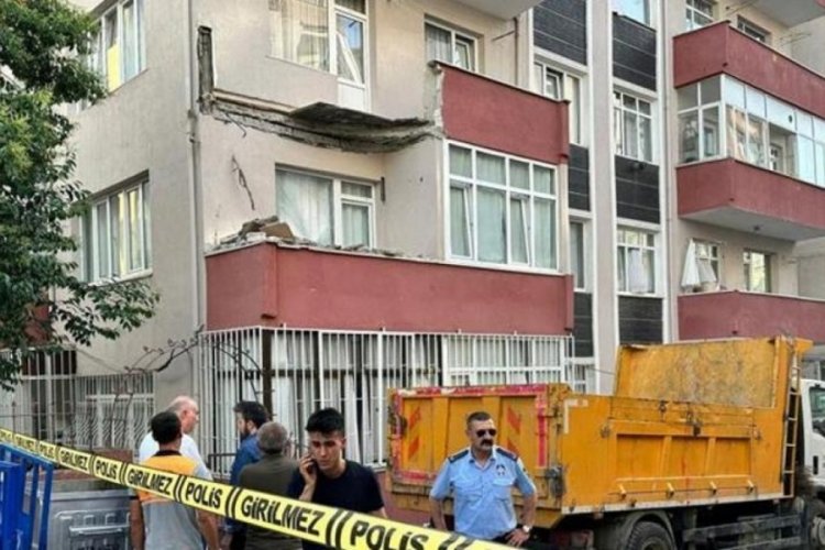 İstanbul'da bir binanın balkonu b&uuml;y&uuml;k bir g&uuml;r&uuml;lt&uuml;yle &ccedil;&ouml;kt&uuml;!