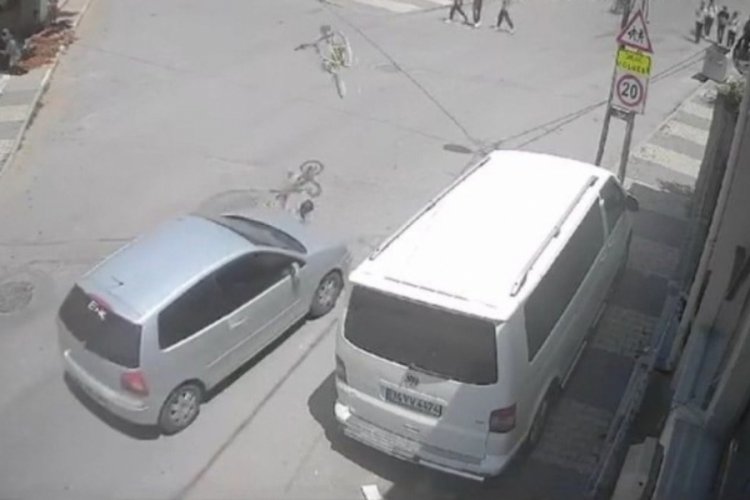 İstanbul Sultanbeyli'de bisikletli &ccedil;ocuğa otomobil &ccedil;arptı