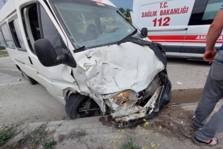 Sinop'ta minib&uuml;sle trakt&ouml;r &ccedil;arpıştı: 1 &ouml;l&uuml; 1 yaralı
