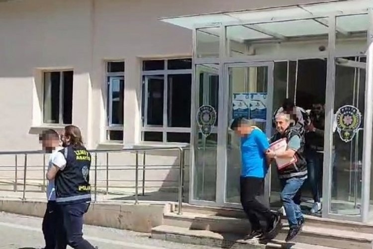 Kocaeli'de eşi tarafından darp edildiğini iddia eden kadın kocasını d&ouml;vd&uuml;rtt&uuml;