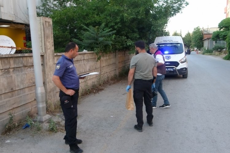 Malatya'da aydınlatma direğine iple aslı halde bulunan gen&ccedil; hastaneye kaldırıldı