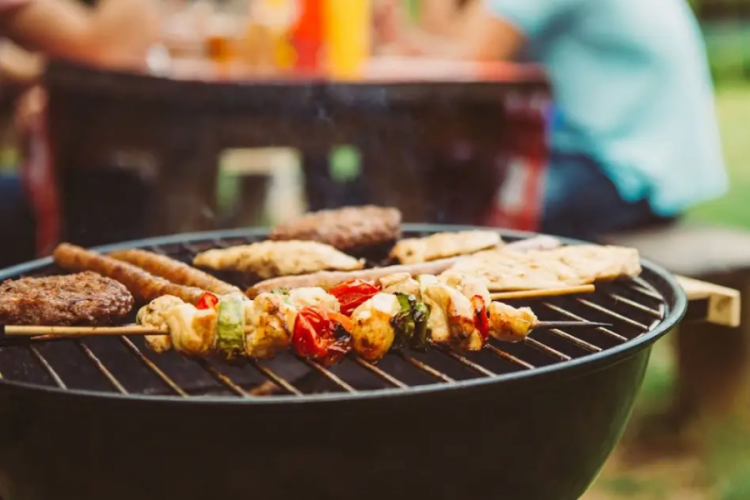 Mangal keyfi &ouml;l&uuml;mle sonu&ccedil;lanıyordu! Bir par&ccedil;a tavuk yedi sesini kaybetti