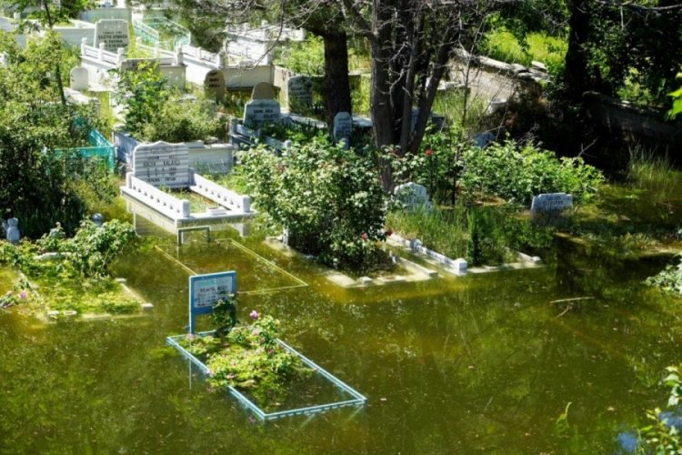G&uuml;m&uuml;şhane'de baraj suları y&uuml;kseldi mezarlıklar sular altında kaldı