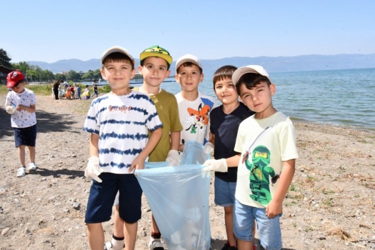 Bursa'nın İznik il&ccedil;esinde anaokulu &ouml;ğrencileri b&uuml;y&uuml;klerine &ouml;rnek oldu