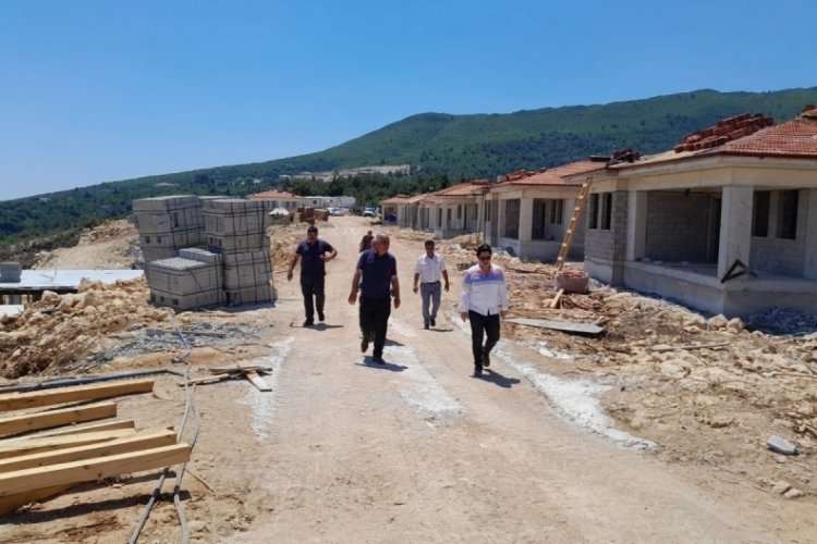 Hatay'da Kaymakam D&uuml;ndar 'yaraları sarmak' i&ccedil;in sahada