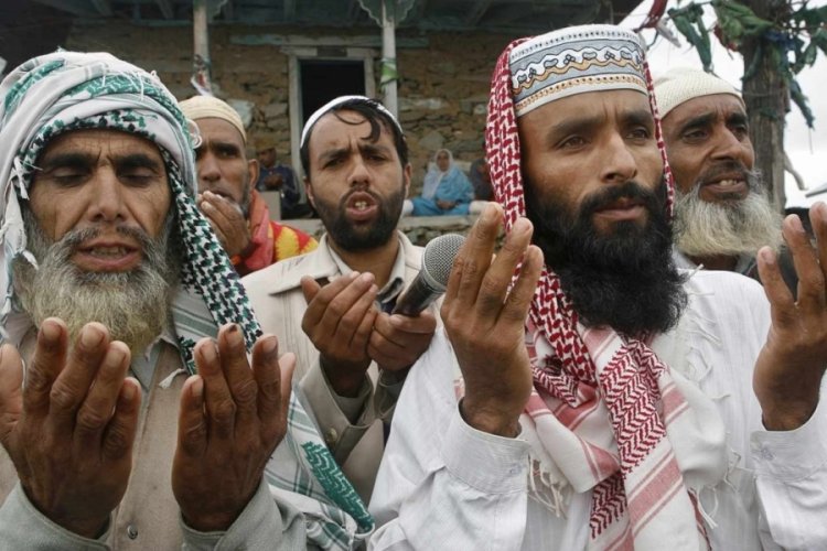 Pakistan'da otob&uuml;s alev aldı: 3 &ouml;l&uuml;, 10 yaralı