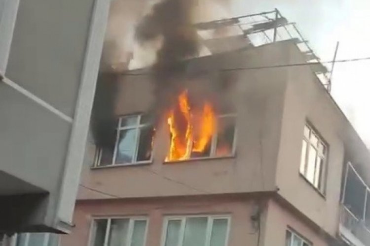 Bursa'da 3 katlı binanın en &uuml;st katı alev alev yandı