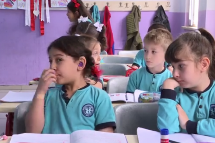 Bursa'da 1. sınıf &ouml;ğrencileri işitme engelli arkadaşları i&ccedil;in işaret dili &ouml;ğrendi