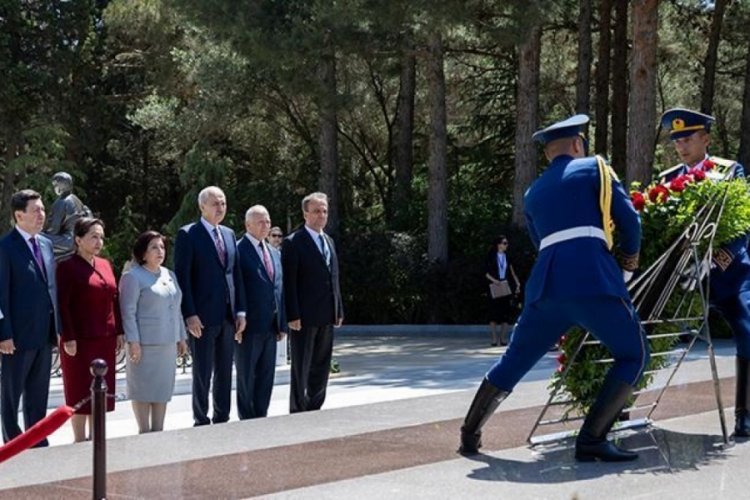 Kurtulmuş, Haydar Aliyev'in kabrini ziyaret etti 