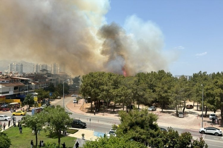 Antalya'da iki ayrı noktada orman yangını: Kreşteki &ccedil;ocuklar tahliye edildi