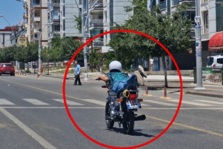 Trafikte akılalmaz manzara: Motosikleti, &uuml;zerine y&uuml;z&uuml;st&uuml; uzanarak kullandı