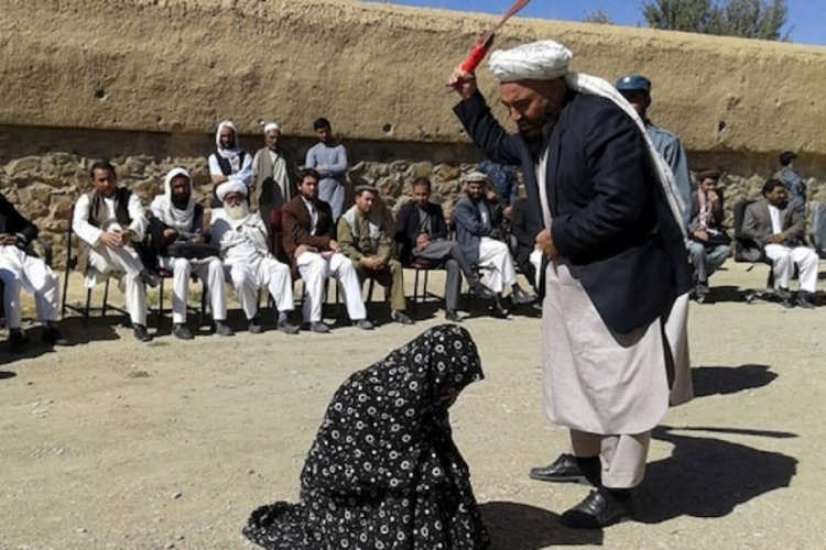 Taliban, kadınları stadyuma toplayıp kırba&ccedil;ladı
