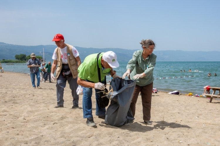 Bursa Kent Konseyi'nden İznik'te sahil temizliği