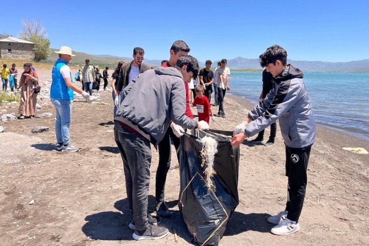 Van G&ouml;l&uuml; kıyısında &ccedil;evre temizliği yapıldı