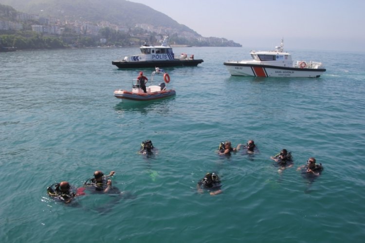 Ordu'da dalgı&ccedil;lar denizde dip temizliği yaptı